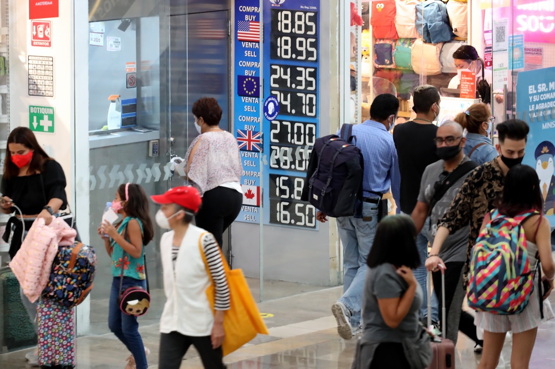 Peso pierde ante fortaleza del dólar; cotiza a 20.07