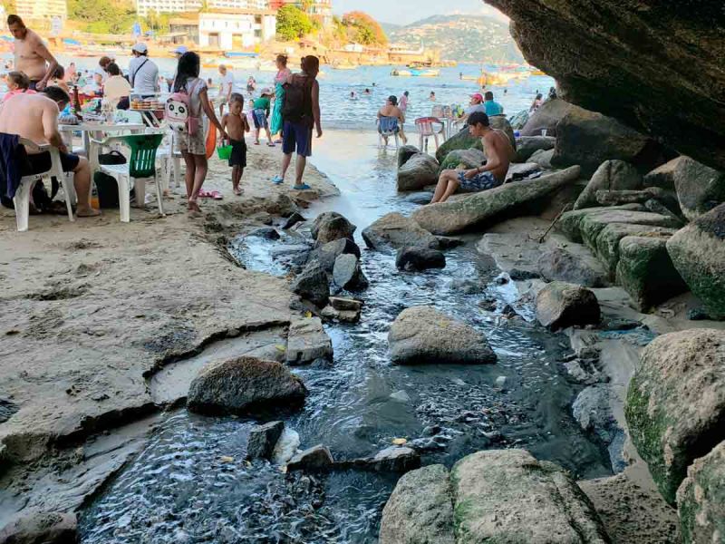 Pescadores exigen atender descargas de aguas negras en playa Caletilla de Acapulco