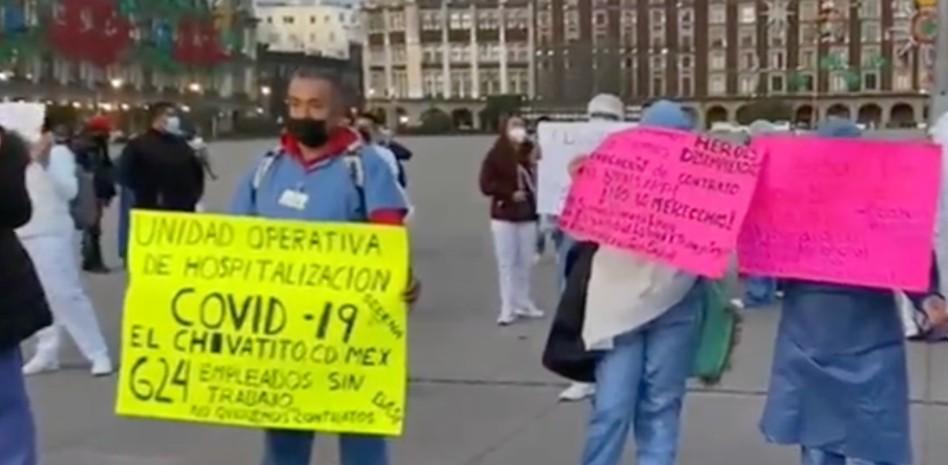 Personal despedido del Insabi que atendió COVID protesta en Palacio Nacional