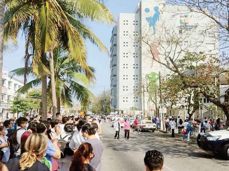 Evacúan a 700 por incendio en hospital de Veracruz