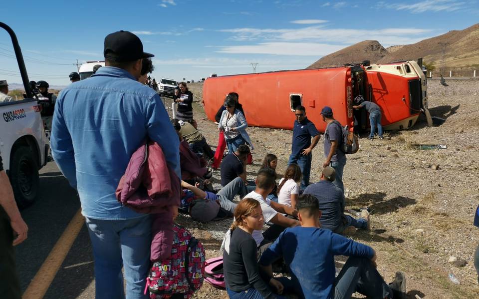 Vuelca camión de personal en la carretera Chihuahua-Delicias; reportan a 36 lesionados