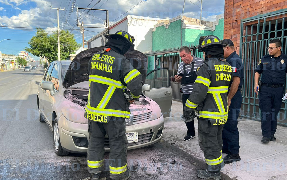Arde vehículo sobre la avenida Independencia