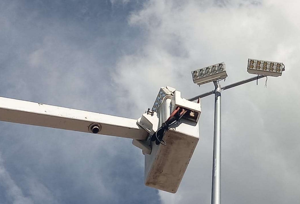 Avanza 95% instalación de luces LED en carretera a Aldama