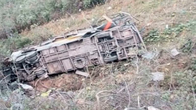 Cae autobús a barranco en Perú; hay al menos 15 muertos