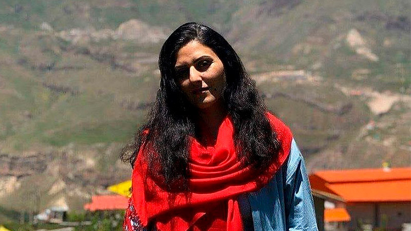 Condenan a cinco años de prisión a mujer periodista que participó en protestas en Irán