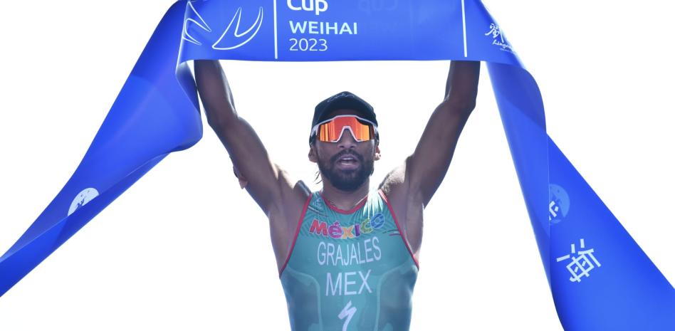 Crisanto Grajales triunfa en Copa del Mundo de Triatlón