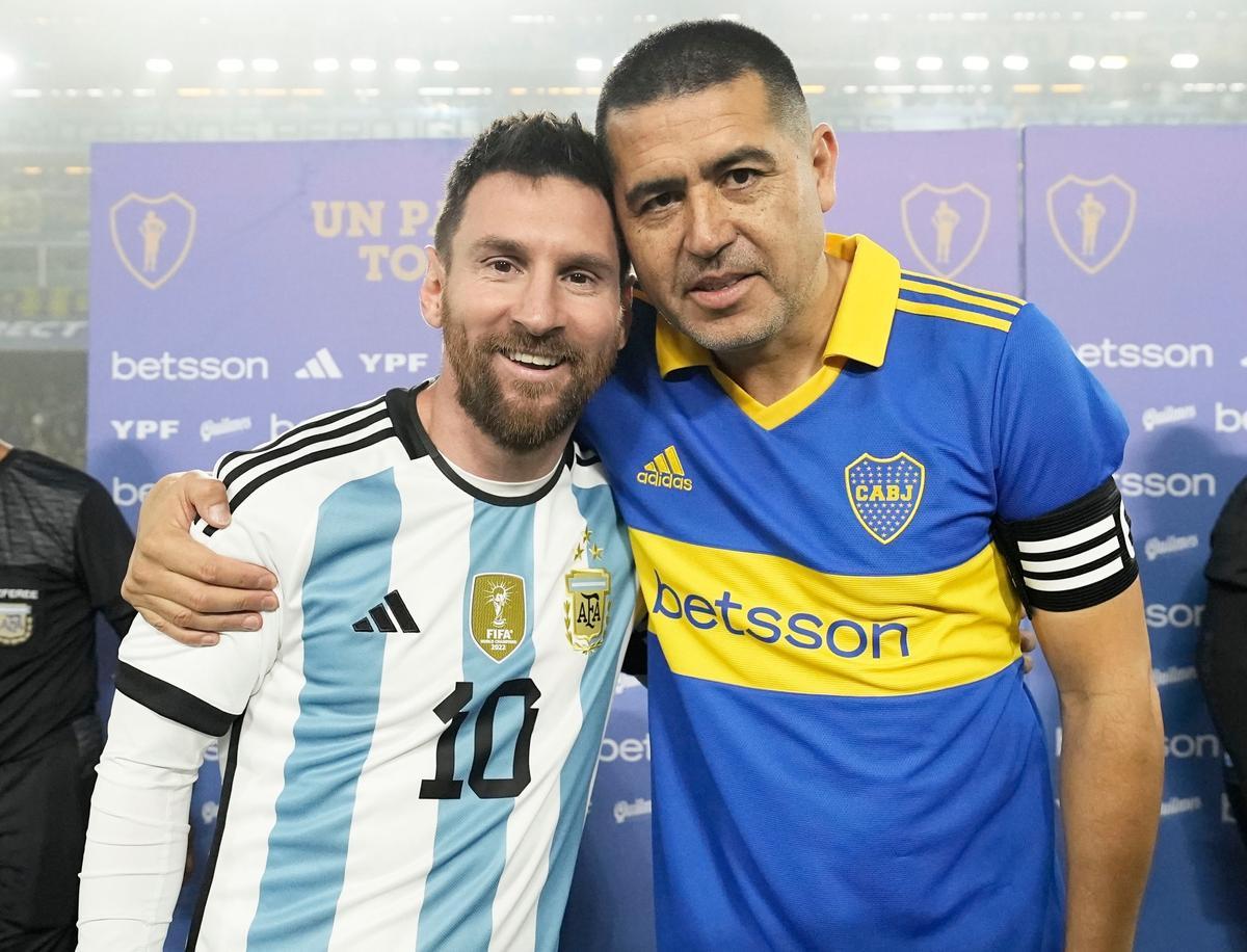 Messi se une a Riquelme en su homenaje y la Bombonera estalla