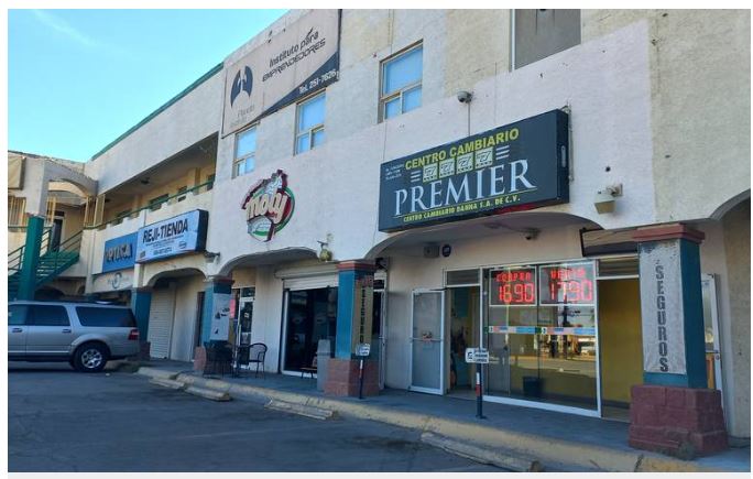 Dólar baja entre 50 a 60 centavos; 17.90 la venta y 16.90 la compra