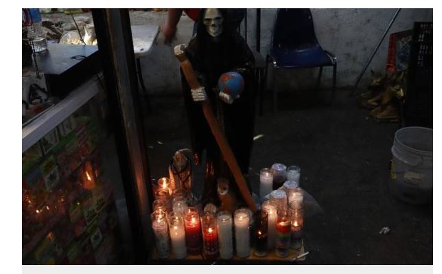 Devotos a la Santa Muerte