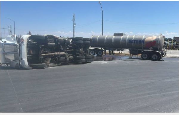 Derrama combustible tráiler de doble remolque al volcar en glorieta