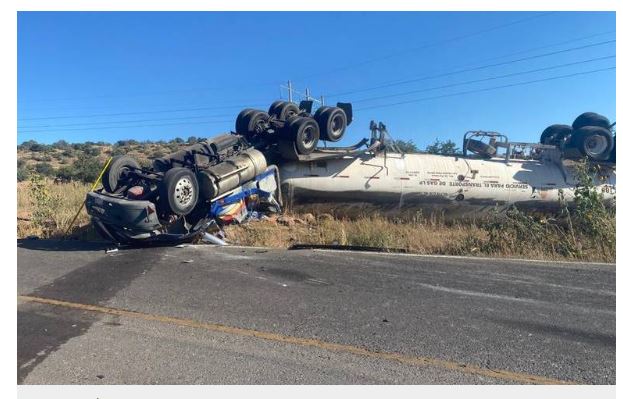 Permanece cerrado tramo Álvaro Obregón-Lázaro Cárdenas por volcadura de cisterna de Gas LP