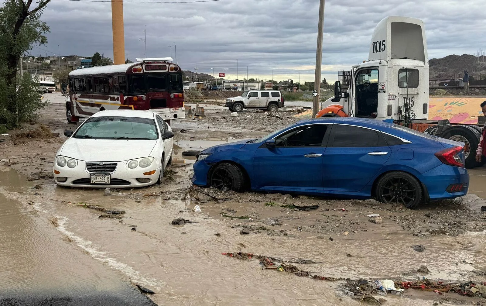 Casi imposible cruzar el bulevar Norzagaray en autos pequeños por corriente de agua