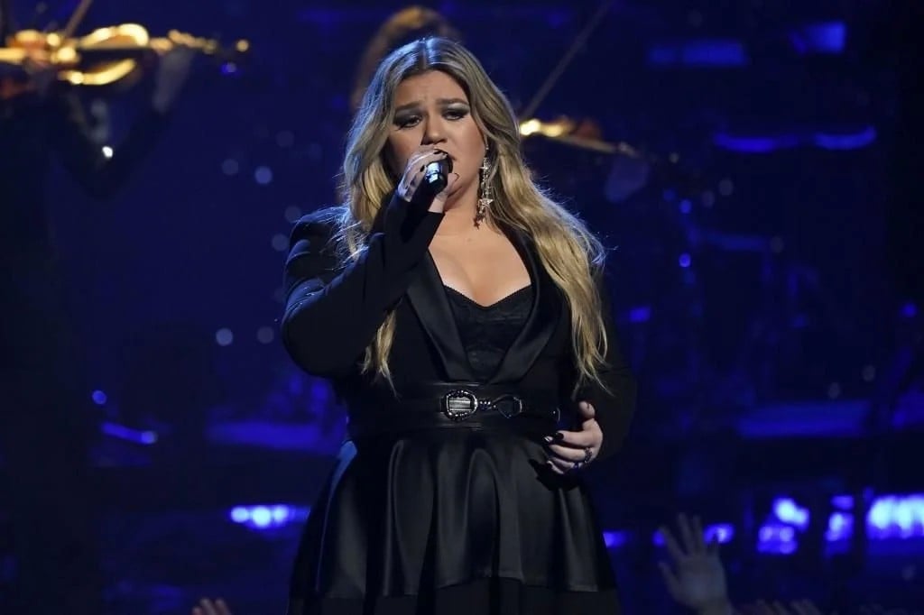 Cancela Kelly Clarkson shows en Las Vegas por su ex esposo